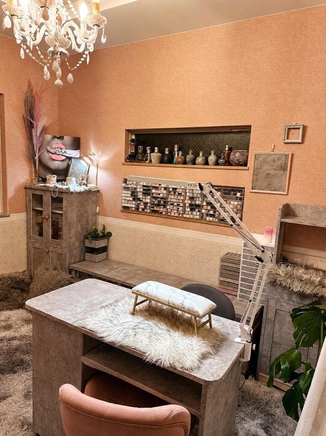 シャンデリアとあたたかな壁が印象的なMahina Nailの店内
